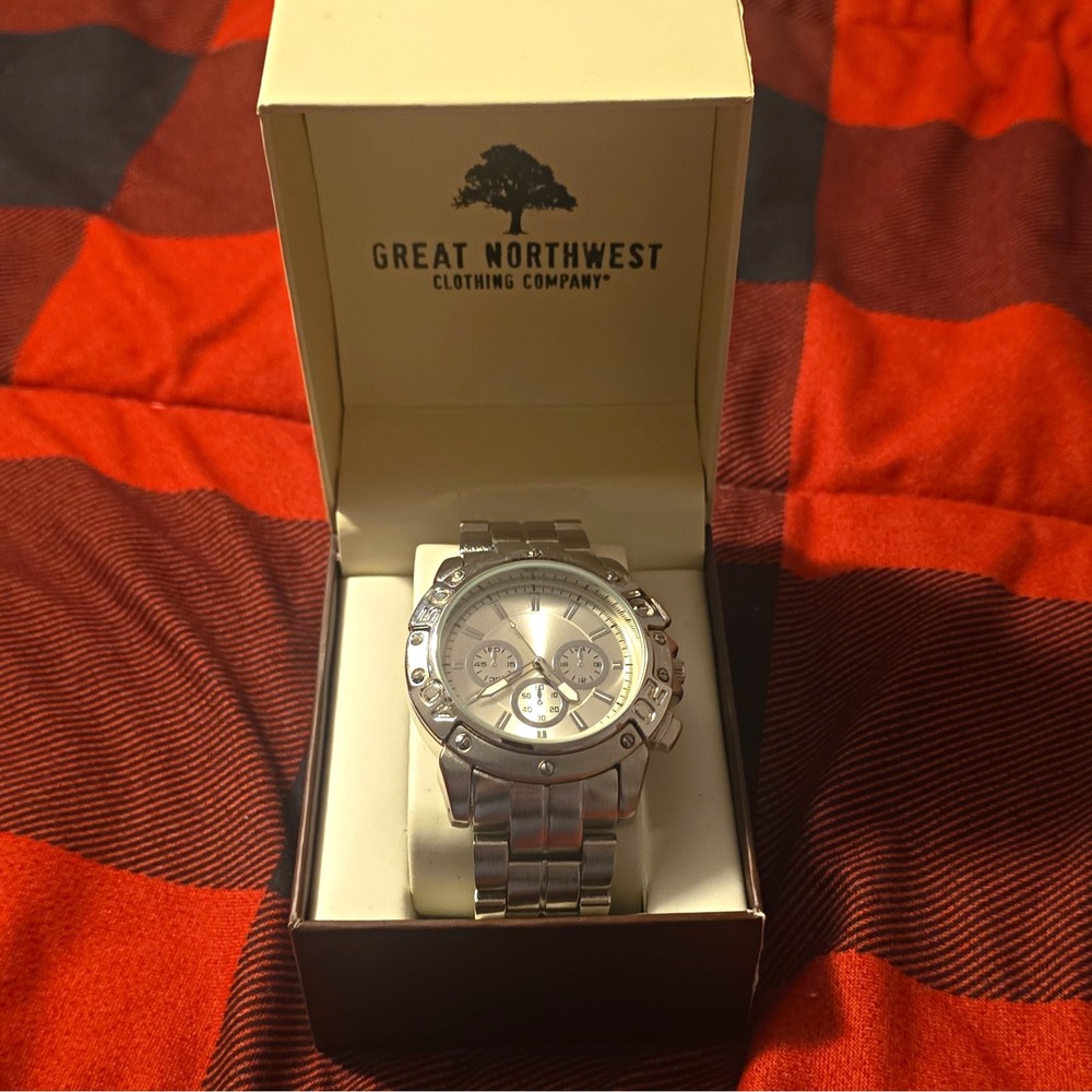 Great Northwest Clothing Company Men's Quartz 24-Hour Silver Dial Watch w/ Box